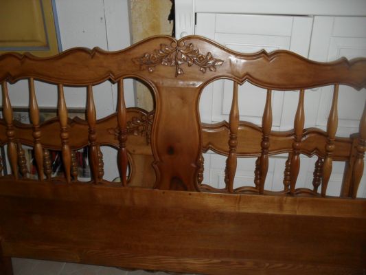 Tête de lit ancienne en noyer de style provençal relookée à Gap